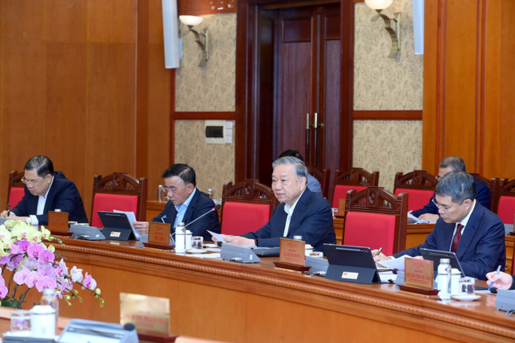 Cả hệ thống chính trị khẩn trương tổ chức làm việc nghiêm túc ngay từ đầu năm